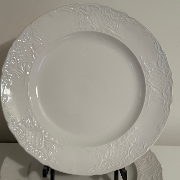 Set Of 6 Johnson Brothers Richmond 10.25” Dinner Plates White Embossed England - Picture 2 of 5